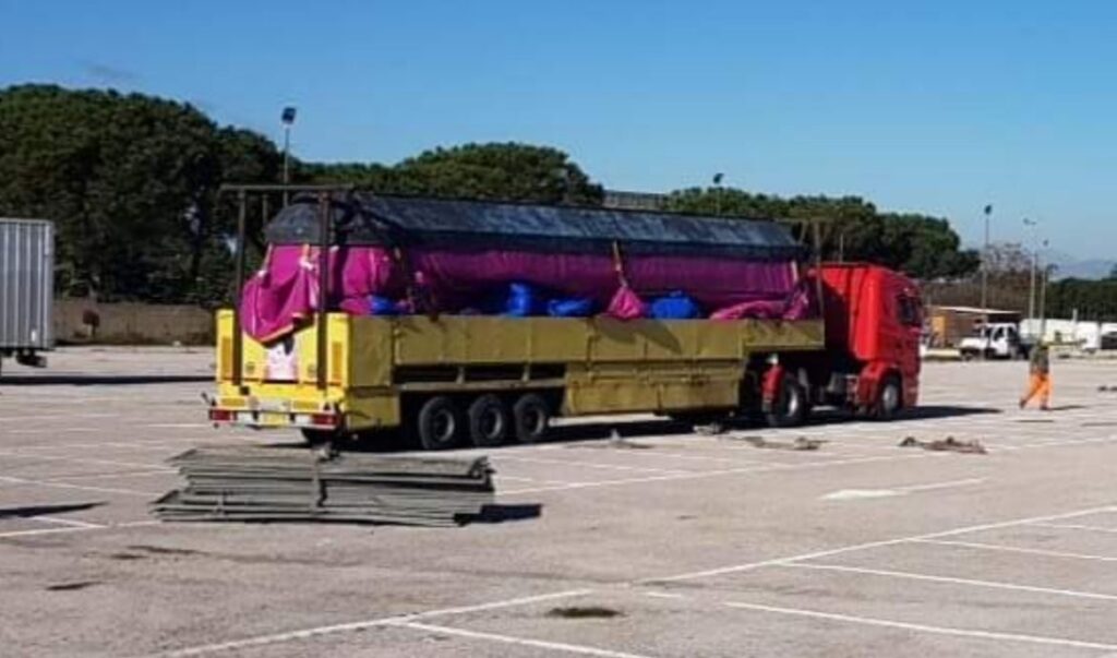 Il tendone del Circo Moira Orfei sul camion