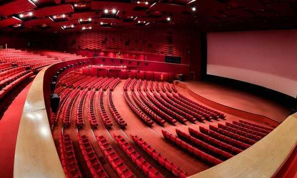 La Lombardia chiede di riaprire cinema e teatri