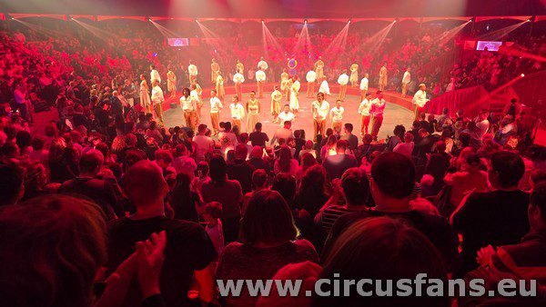 CIRQUE ARLETTE GRUSS A AIX-LES-BAINS GLI ESTERNI